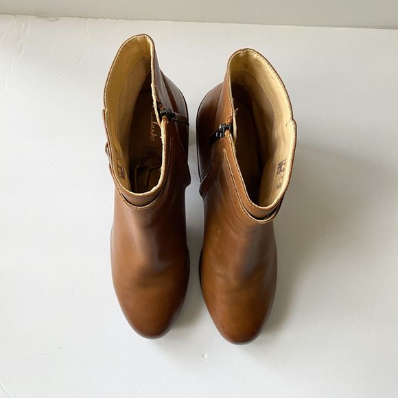 Clarks Cognac Leather Lug Sole Ankle Booties Size 9.5 | Side Zip Block Heel - Picture 6 of 6
